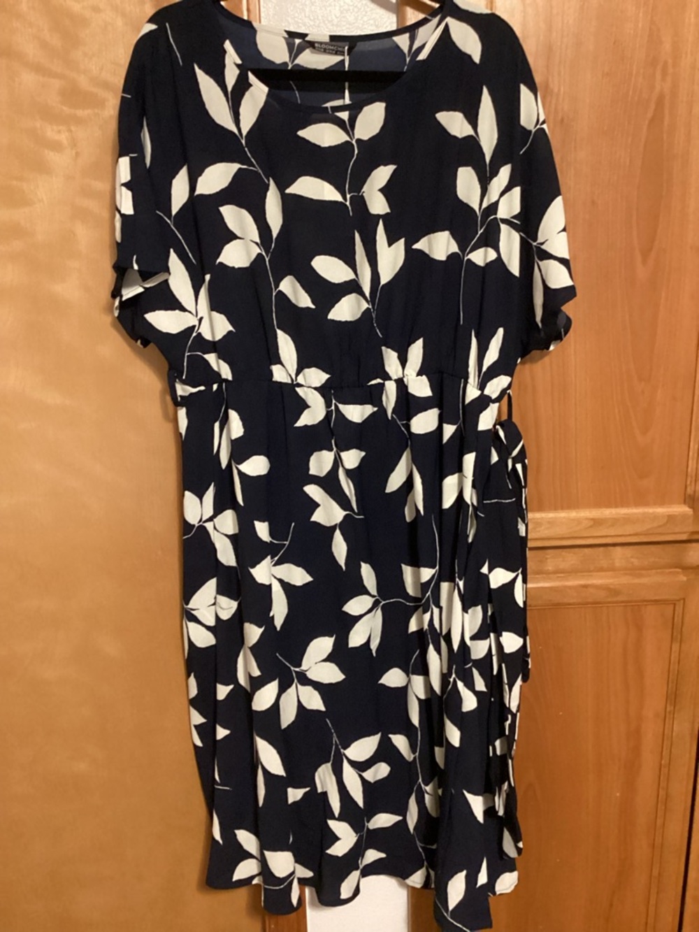 BloomChic Navy and White Leaf-Print Midi Dress, size 14/16, NWT